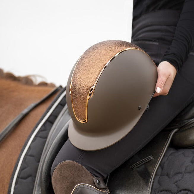 Casque d'équitation pour cavalières du 51 au 61 Imperial Riding Olania marron avec top rosegold