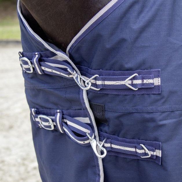 Fermeture au niveau du poitrail de la chemise imperméable pour poneys et chevaux HKM Eco-Light avec ou sans doublure polaire