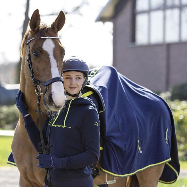 Chemise séchante polaire pour poneys et chevaux HKM Equestrian bleue portée