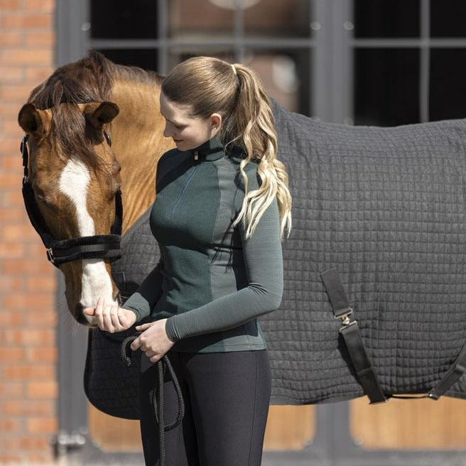 Chemise séchante pour poneys et chevaux HKM Therma Pro anthracite portée