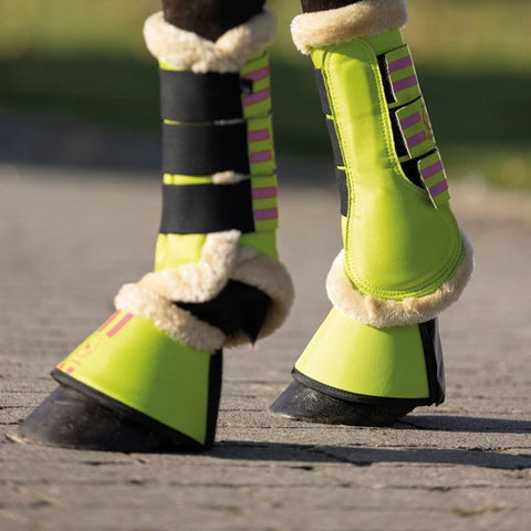 Cloches et guêtres de dressage pour poneys et chevaux HKM Classic Polo vert pomme portées