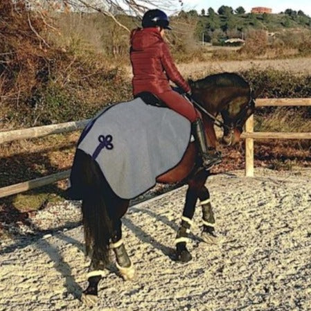 Couvre-reins polaire pour poneys et chevaux Canter avec tresse de queue