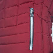 Doudoune sans manches avec capuche amovible bordée de fourrure synthétique pour cavalières Flags&Cup Kiana rouge détail lurex poche zippée