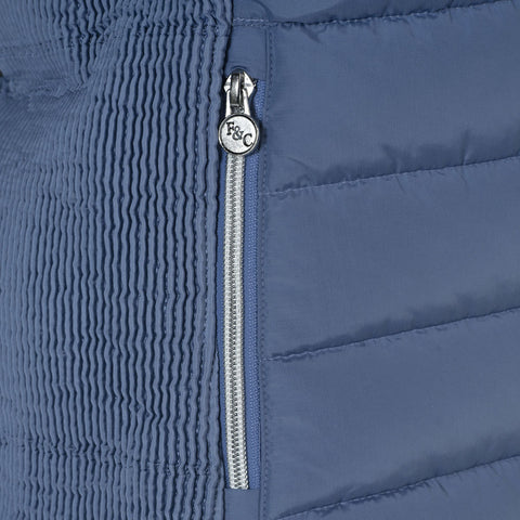 Doudoune sans manches avec capuche ornée de fourrure synthétique pour cavalières du XS au XL Flags and Cup Kenora bleu denim détail tissu élastiqué