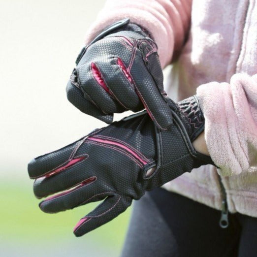 Gants d'équitation en taille adulte HKM Fashion noirs et fuchsia portés