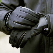 Gants d'équitation en taille adulte HKM Softshell noirs portés