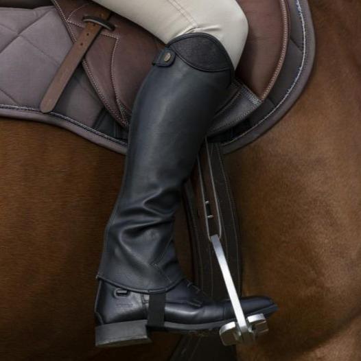 Mini-chaps en cuir synthétique pour cavalières Norton Glitter noires portées