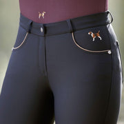 Pantalon d'équitation basanes en silicone pour cavalières HKM Beagle marine porté détail broderie