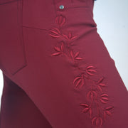 Pantalon d'équitation avec basanes en silicone pour cavalières Flags&Cup rouge détail broderie cuisse
