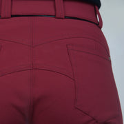Pantalon d'équitation avec basanes en silicone pour cavalières Flags&Cup rouge détail fond découpé et poche plaquée