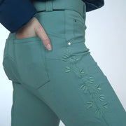 Pantalon d'équitation avec basanes en silicone pour cavalières Flags&Cup vert d'eau détail broderie cuisse