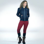 Pantalon d'équitation avec basanes grip pour cavalières Flags&Cup Varena rouge porté