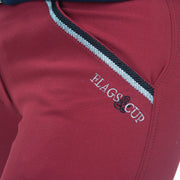 Pantalon d'équitation avec basanes grip pour cavalières Flags&Cup Varena rouge porté détail liseré de poche