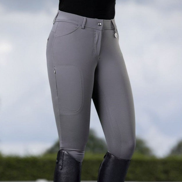 Pantalon d'équitation full grip pour cavalière HKM Della Sera gris porté