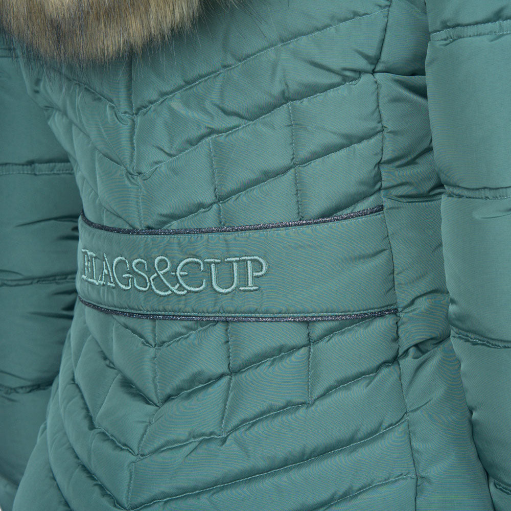 Parka avec capuche bordée d'une magnifique fourrure synthétique pour cavalières Flags&Cup Wasilla vert d'eau détail martingale