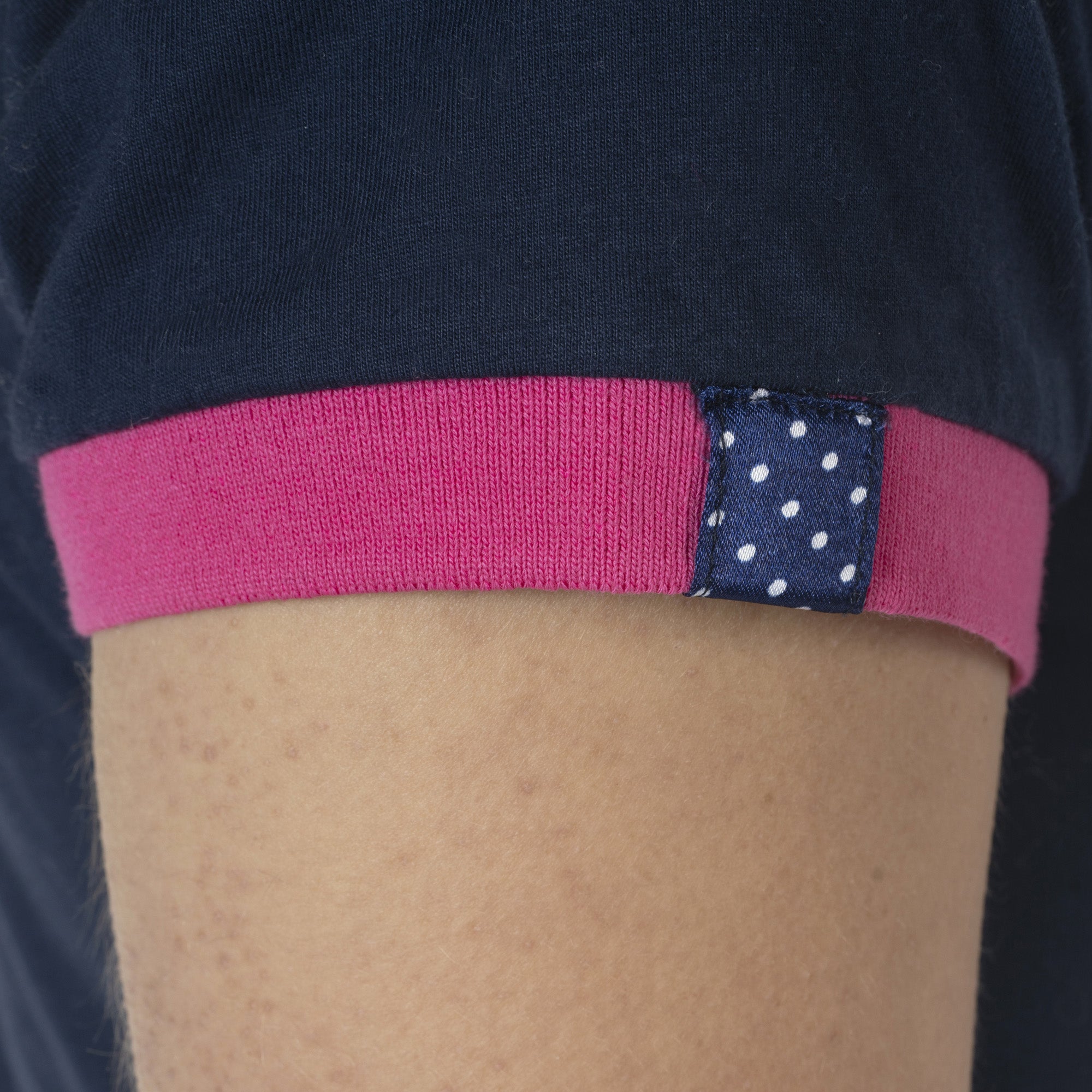 Polo pour femmes du XXS au XXL Flags and Cup Catamarca marine détail manche