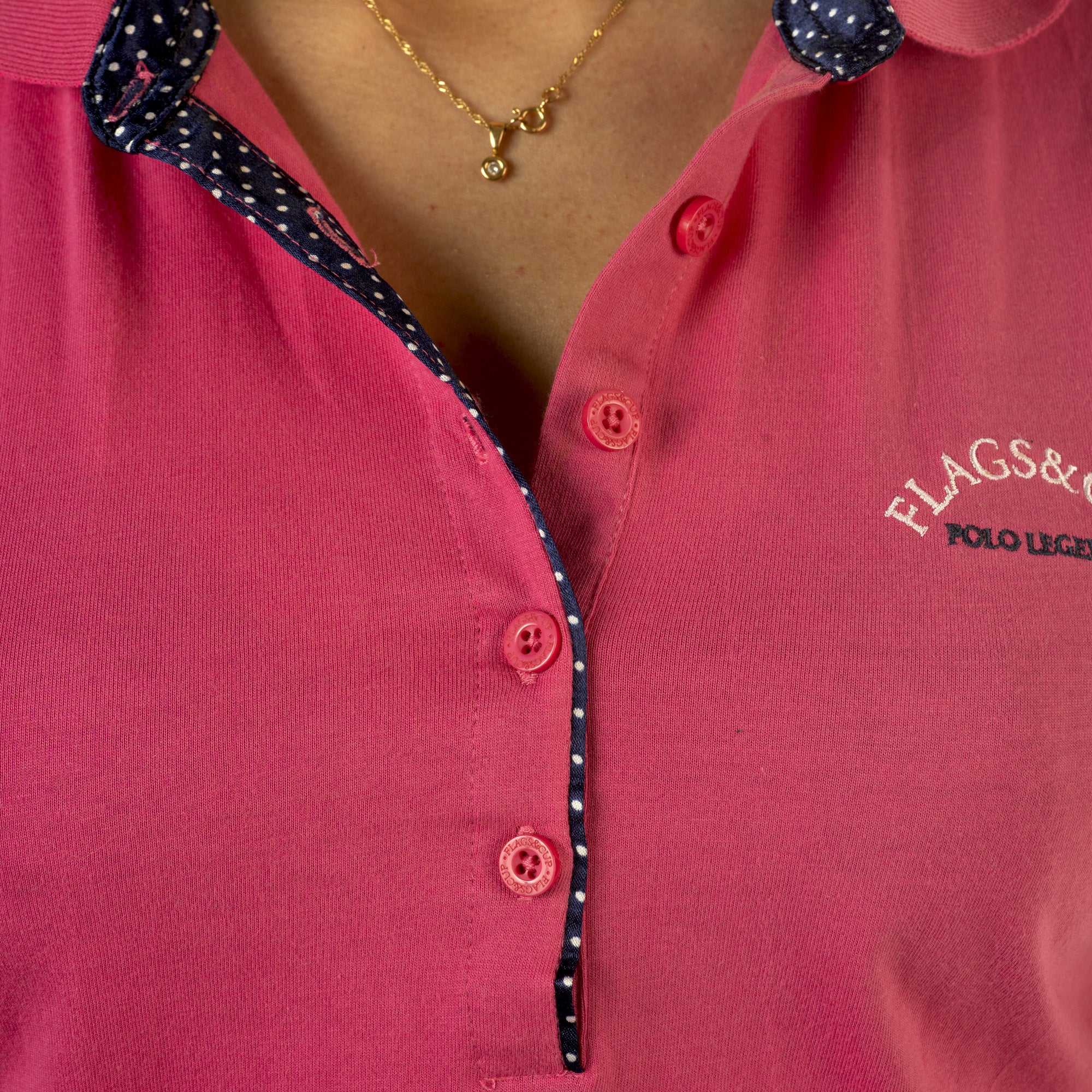 Polo pour femmes du XXS au XXL Flags and Cup Catamarca fuchsia détail col
