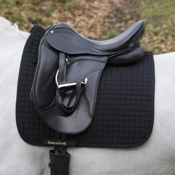 Tapis de selle modèle dressage aux effets thermiques pour chevaux Back On Track One noir porté