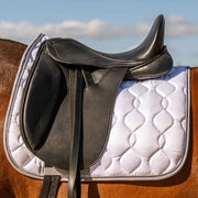 Tapis de selle pour poneys et chevaux modèle dressage HKM Competition blanc liseré argent