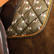 Tapis de selle pour poneys et chevaux HKM Allure Horses modèle CSO ou dressage kaki détail