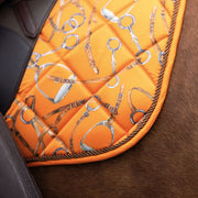 Tapis de selle poneys et chevaux HKM Allure modèle CSO ou dressage orange porté