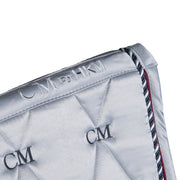 Tapis de selle pour poneys et chevaux CSO ou dressage HKM Della Sera Classico gris clair détail