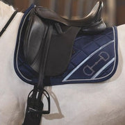 Tapis de selle pour poneys et chevaux HKM Monaco dressage marineTapis de selle pour poneys et chevaux HKM Monaco marine porté