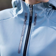 Veste softshell avec capuche intégrée pour cavalières HKM Performance bleu acier portée