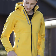 Veste softshell avec capuche intégrée pour cavalières HKM Performance jaune portée
